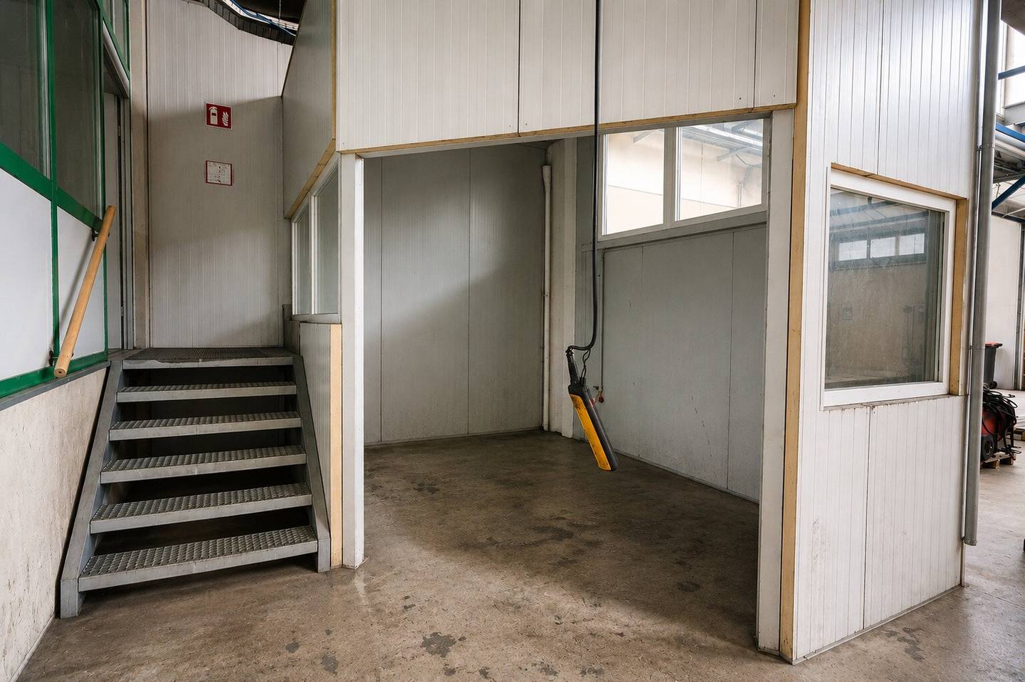 Spacious warehouse with crane and photovoltaic system near the A1