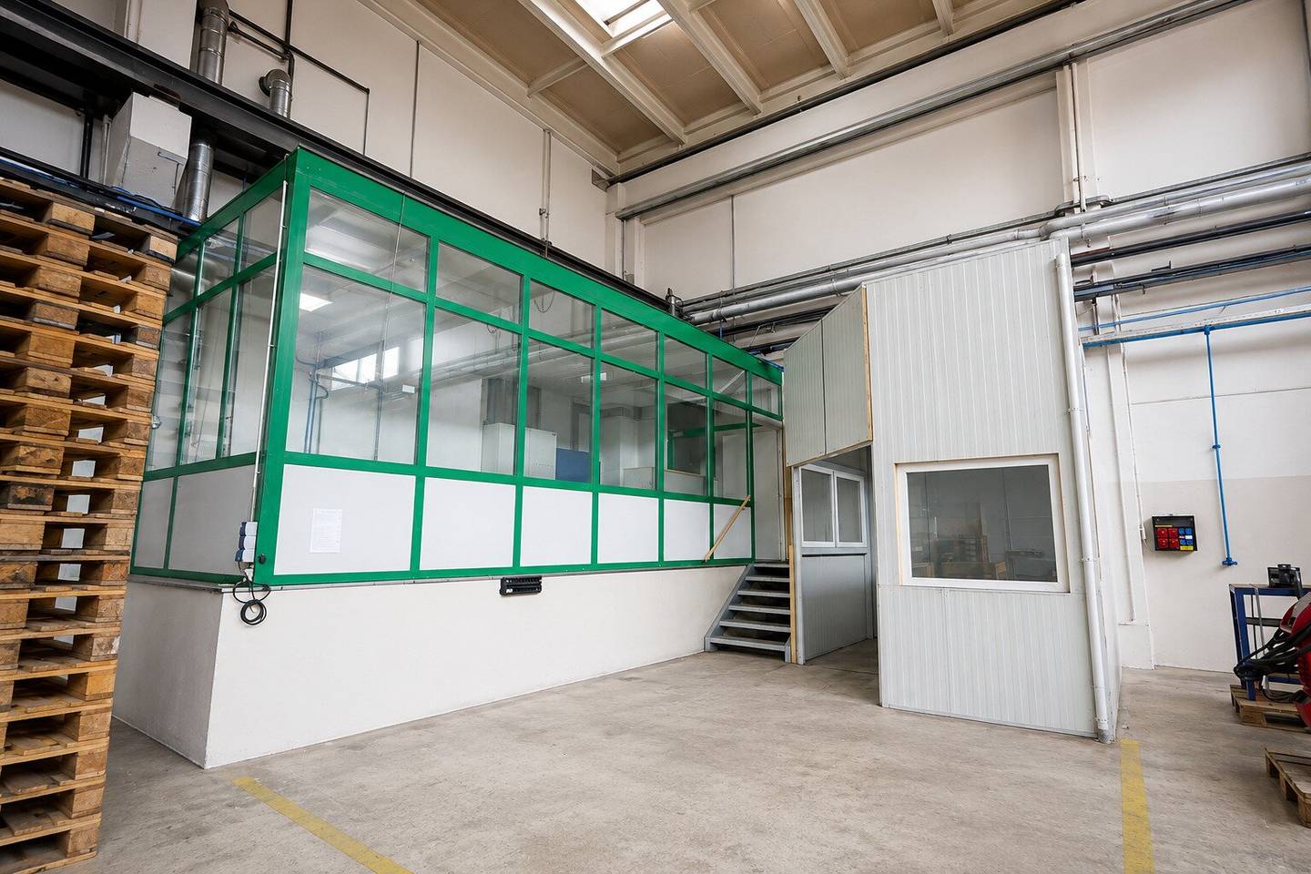 Spacious warehouse with crane and photovoltaic system near the A1