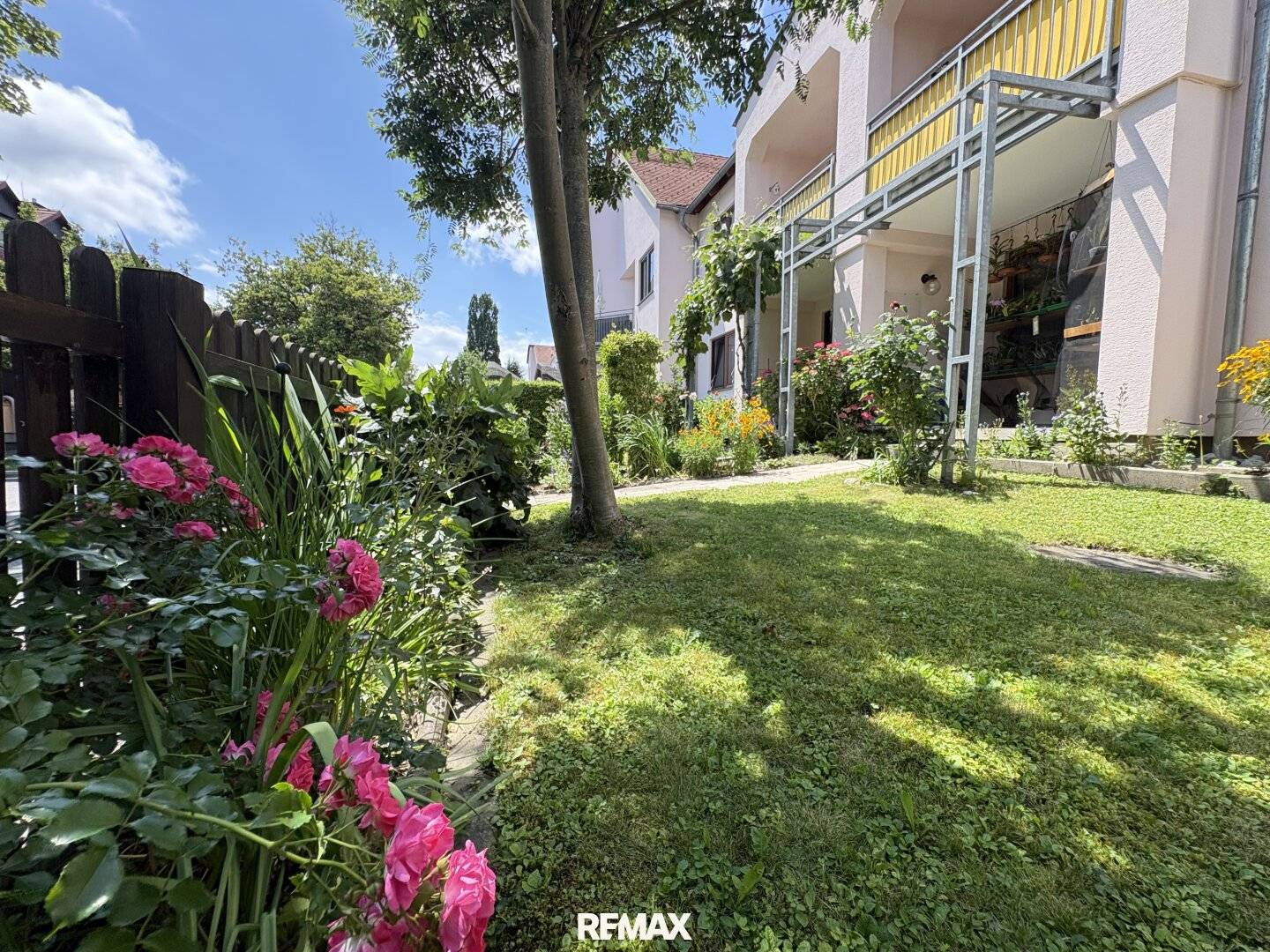 Well maintained garden apartment with private garden and underground parking