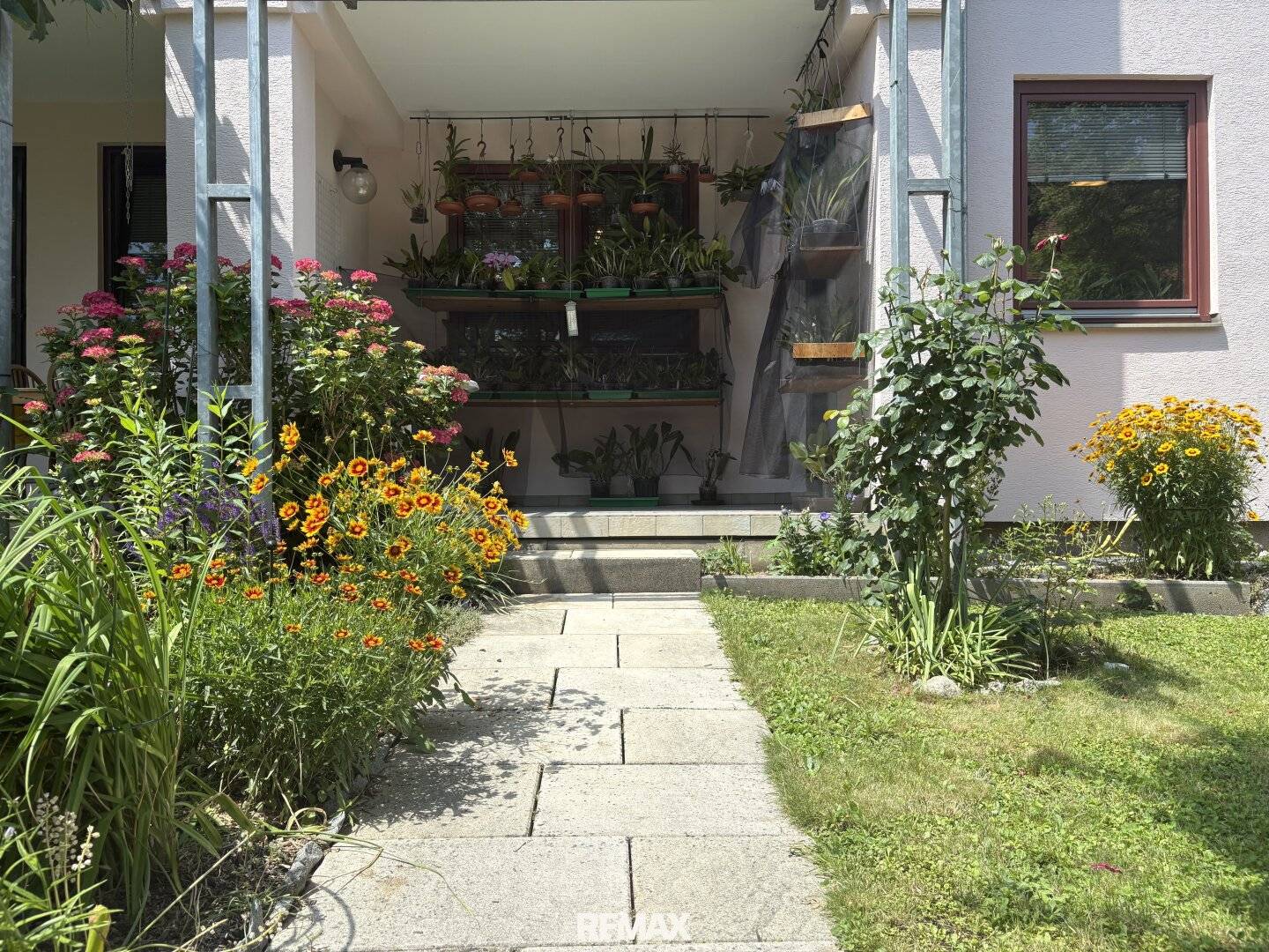 Well maintained garden apartment with private garden and underground parking