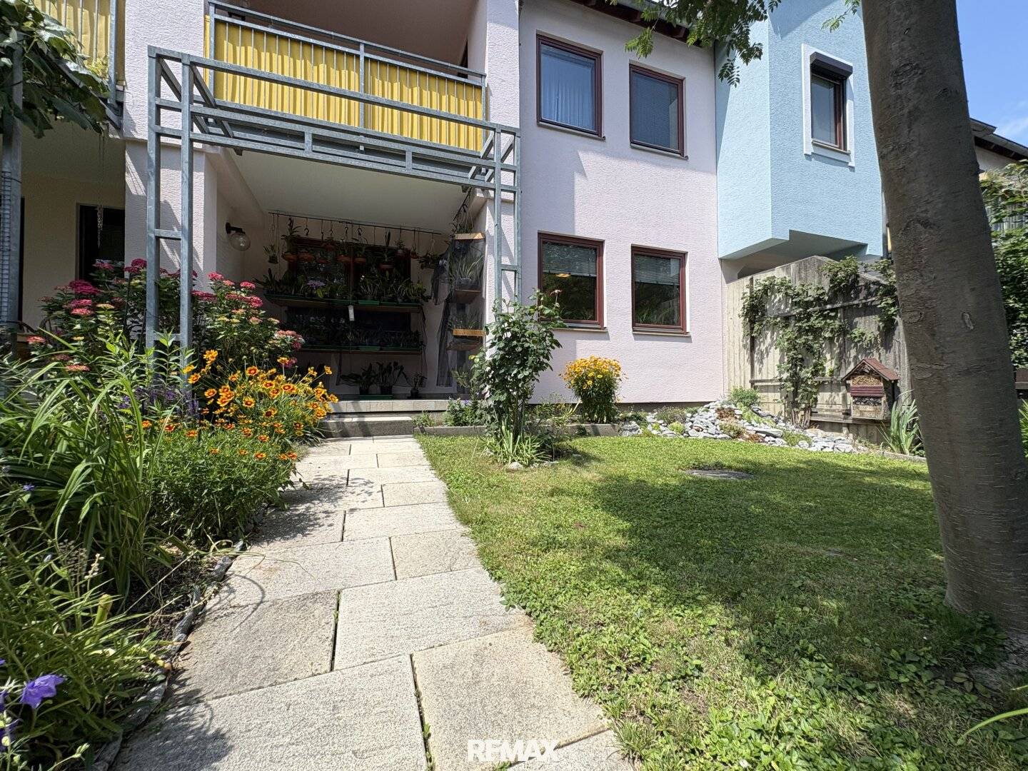 Well maintained garden apartment with private garden and underground parking