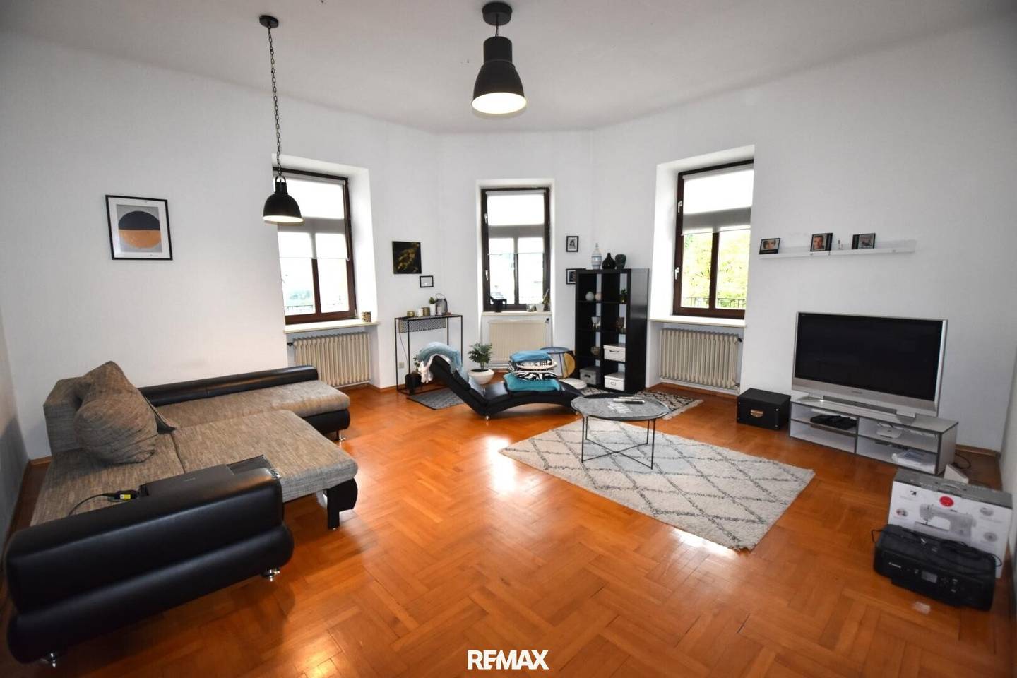 Bright period apartment with cellar storage near the station