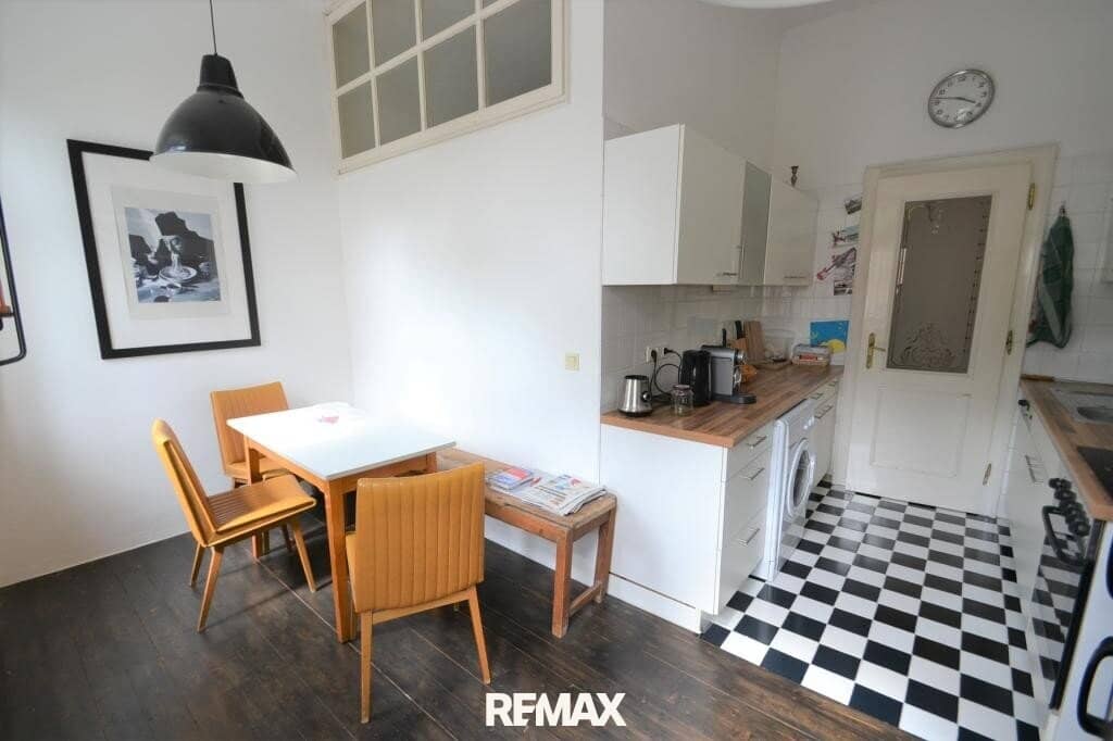 Bright period apartment with cellar storage near the station