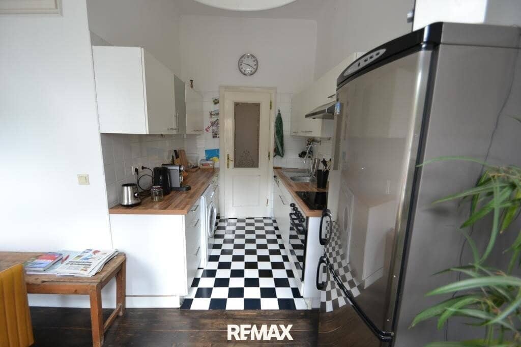 Bright period apartment with cellar storage near the station