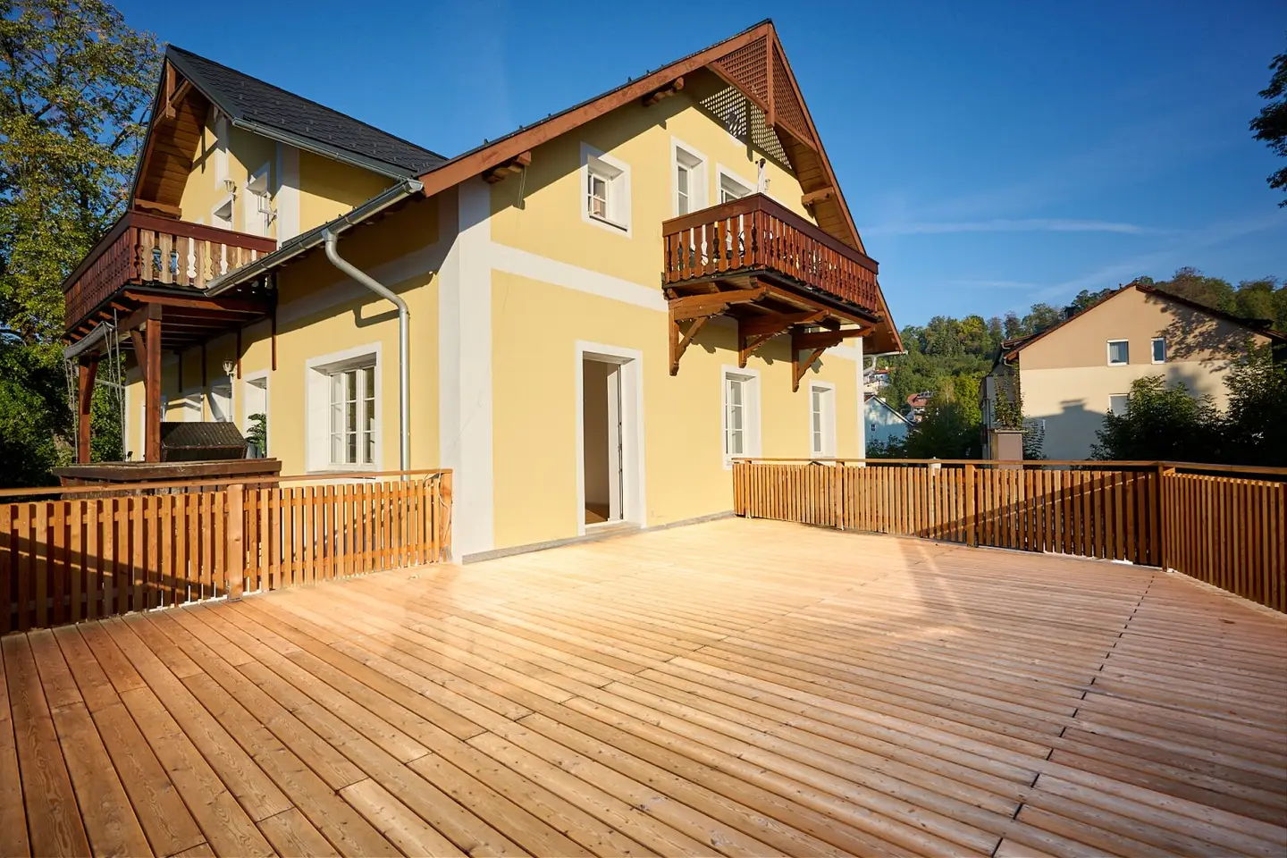 Saniertes Apartment mit großer Terrasse und Seeblick
