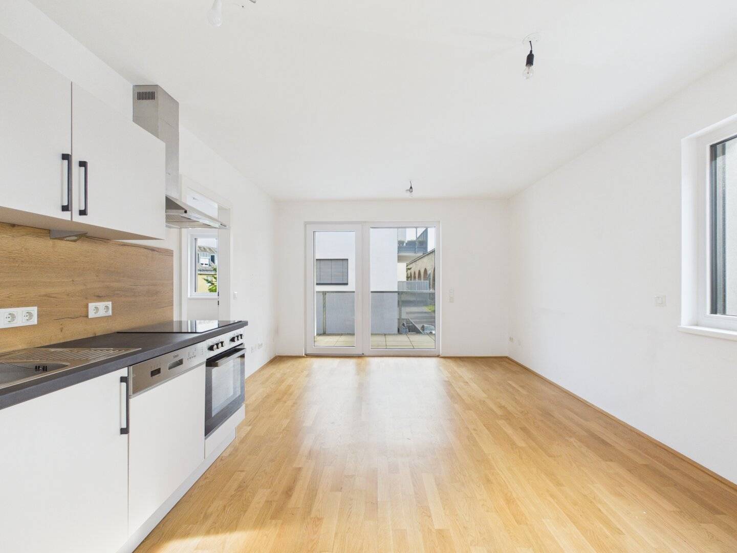 Apartment with balcony and fitted kitchen in quiet location