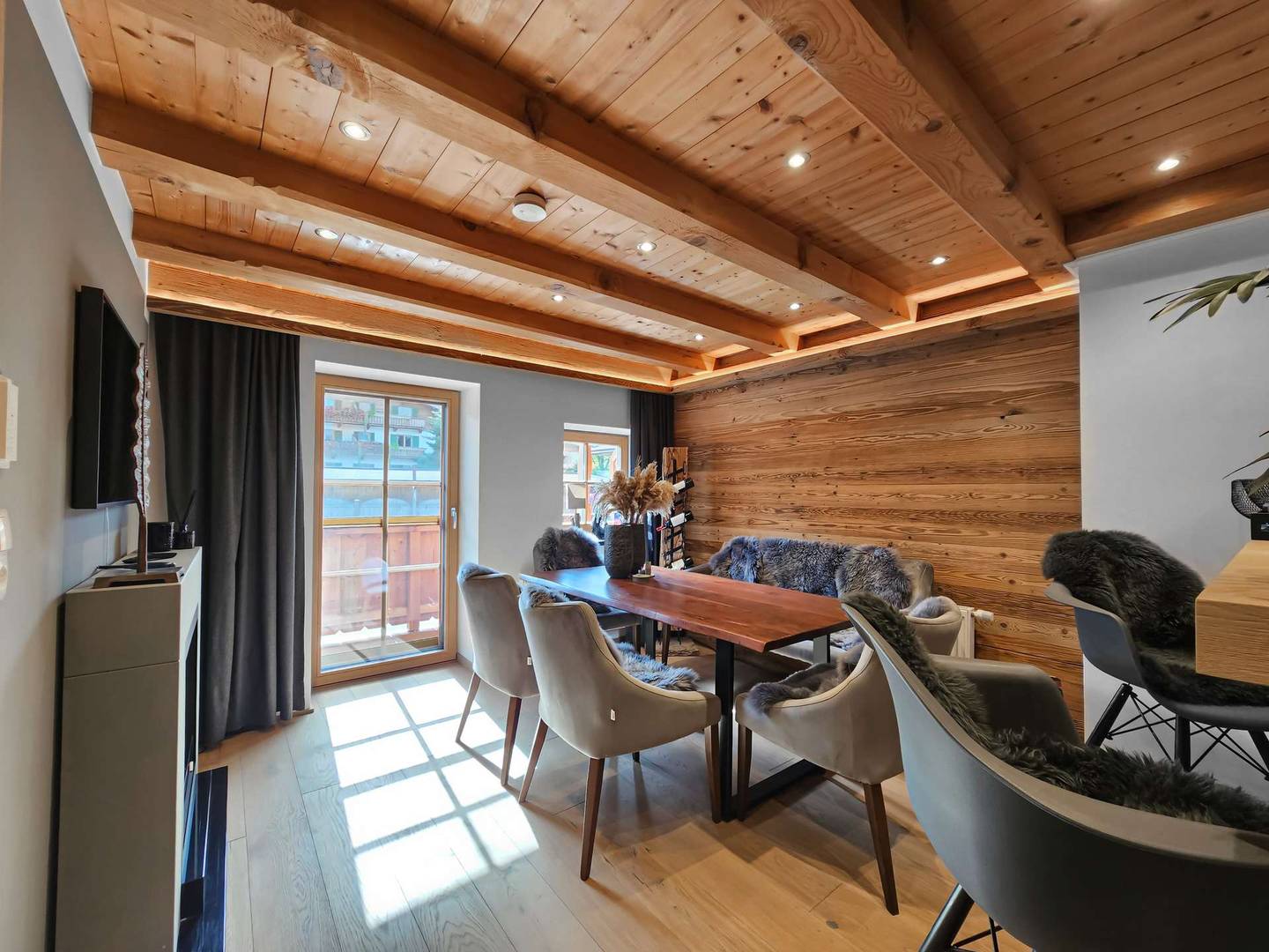 Renovated Upper Floor Apartment with Balcony and Mountain View