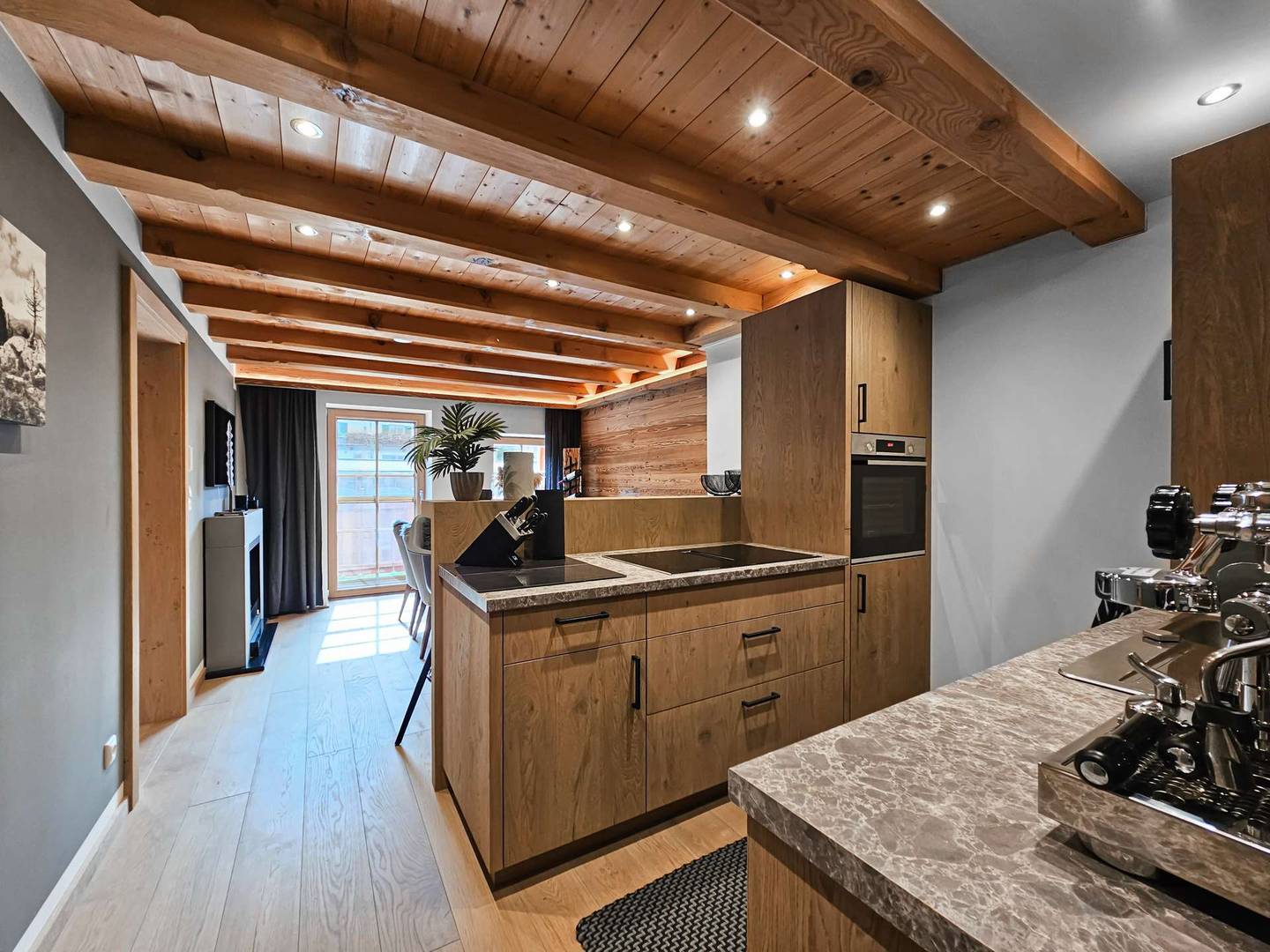 Renovated Upper Floor Apartment with Balcony and Mountain View