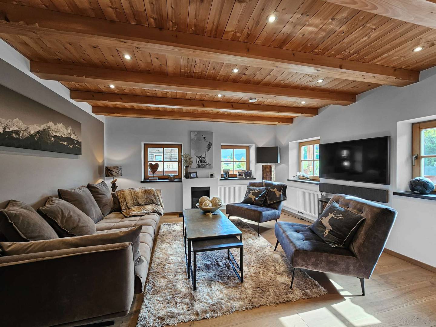 Renovated Upper Floor Apartment with Balcony and Mountain View