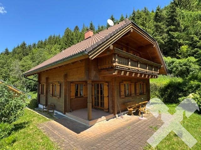 Charmantes Holzblockhaus mit Terrasse und Bergblick