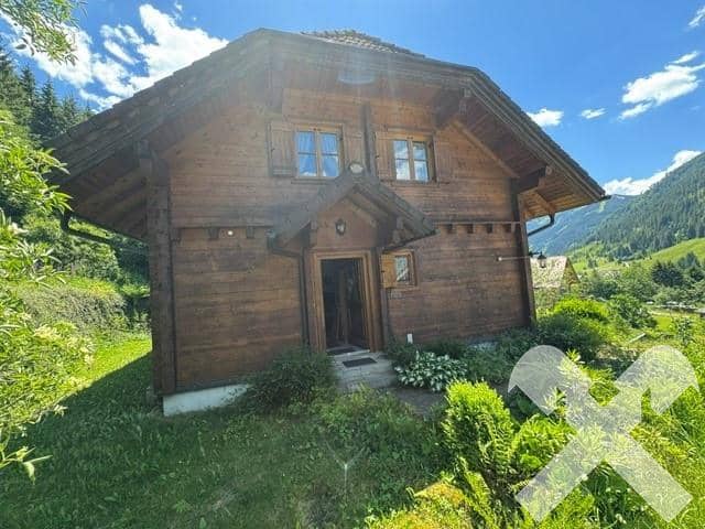 Charmantes Holzblockhaus mit Terrasse und Bergblick