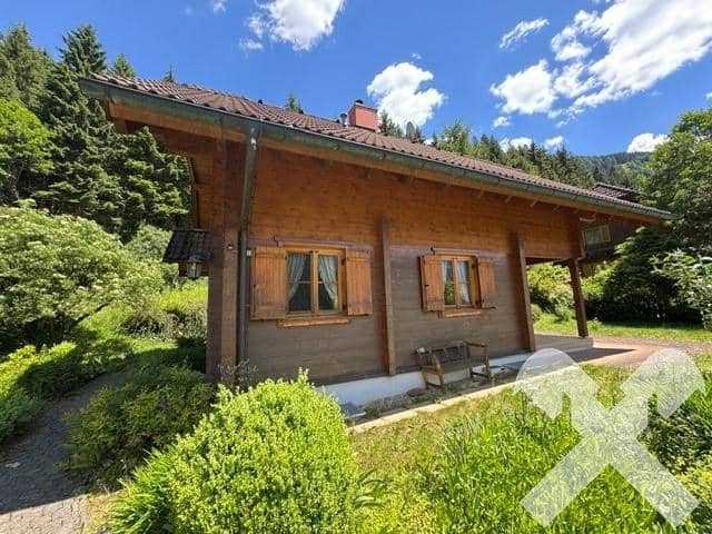 Charmantes Holzblockhaus mit Terrasse und Bergblick