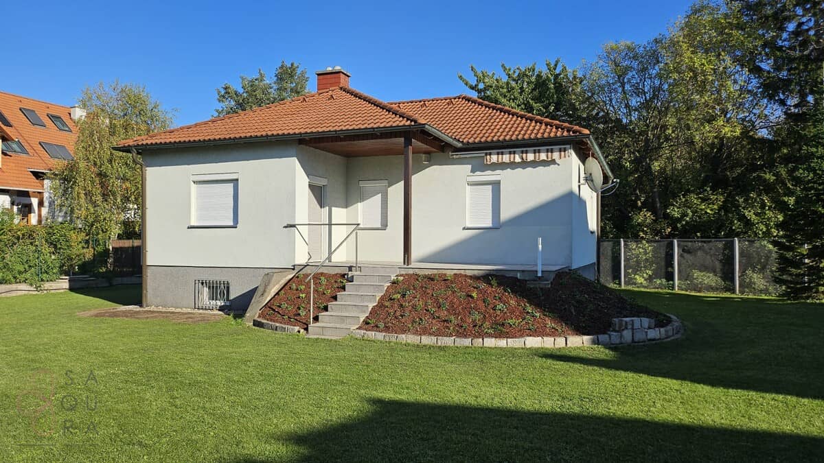 Einfamilienhaus mit großem Garten und Terrasse in ruhiger Lage