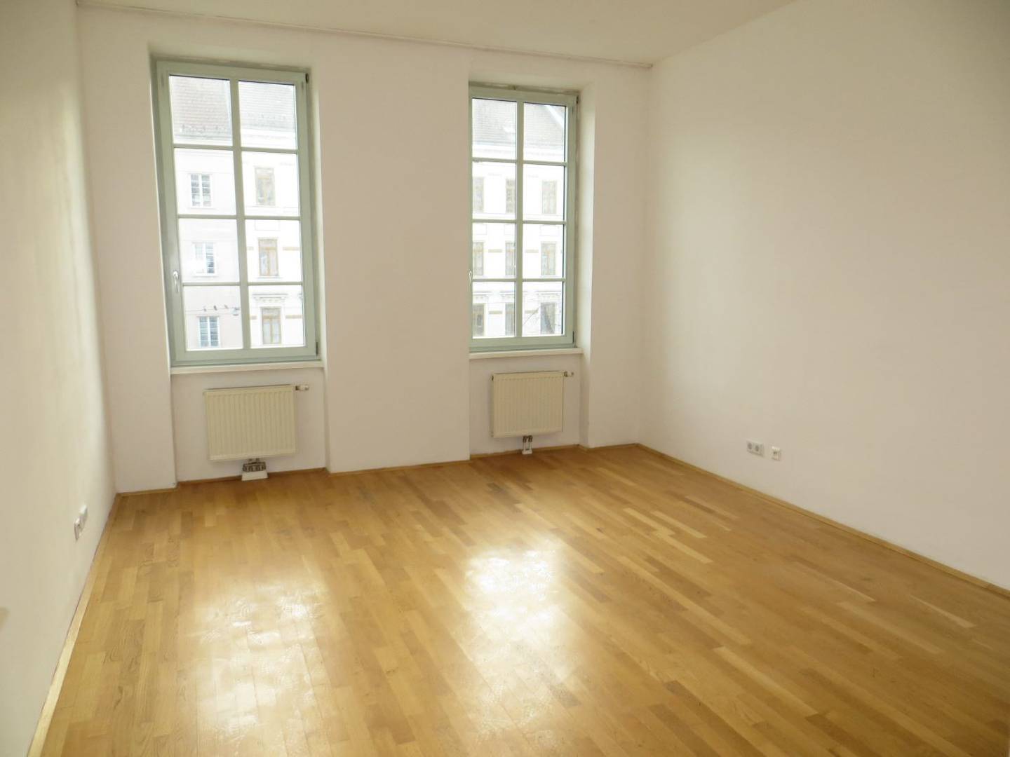Renovated Altbau apartment with balcony and elevator