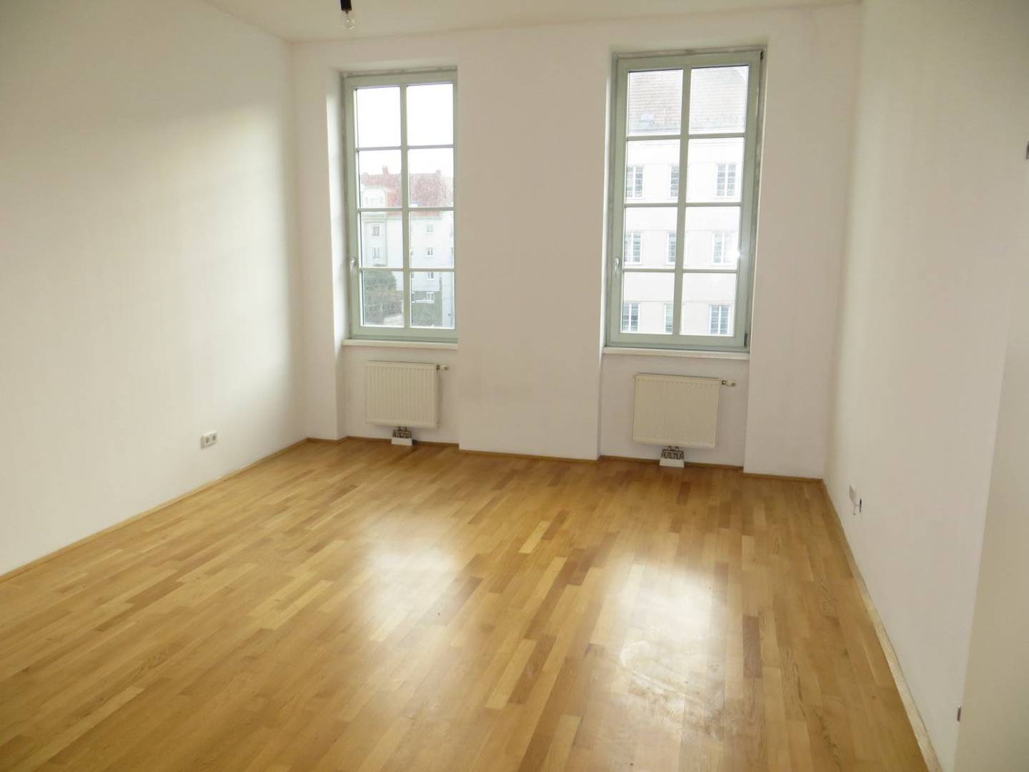 Renovated Altbau apartment with balcony and elevator