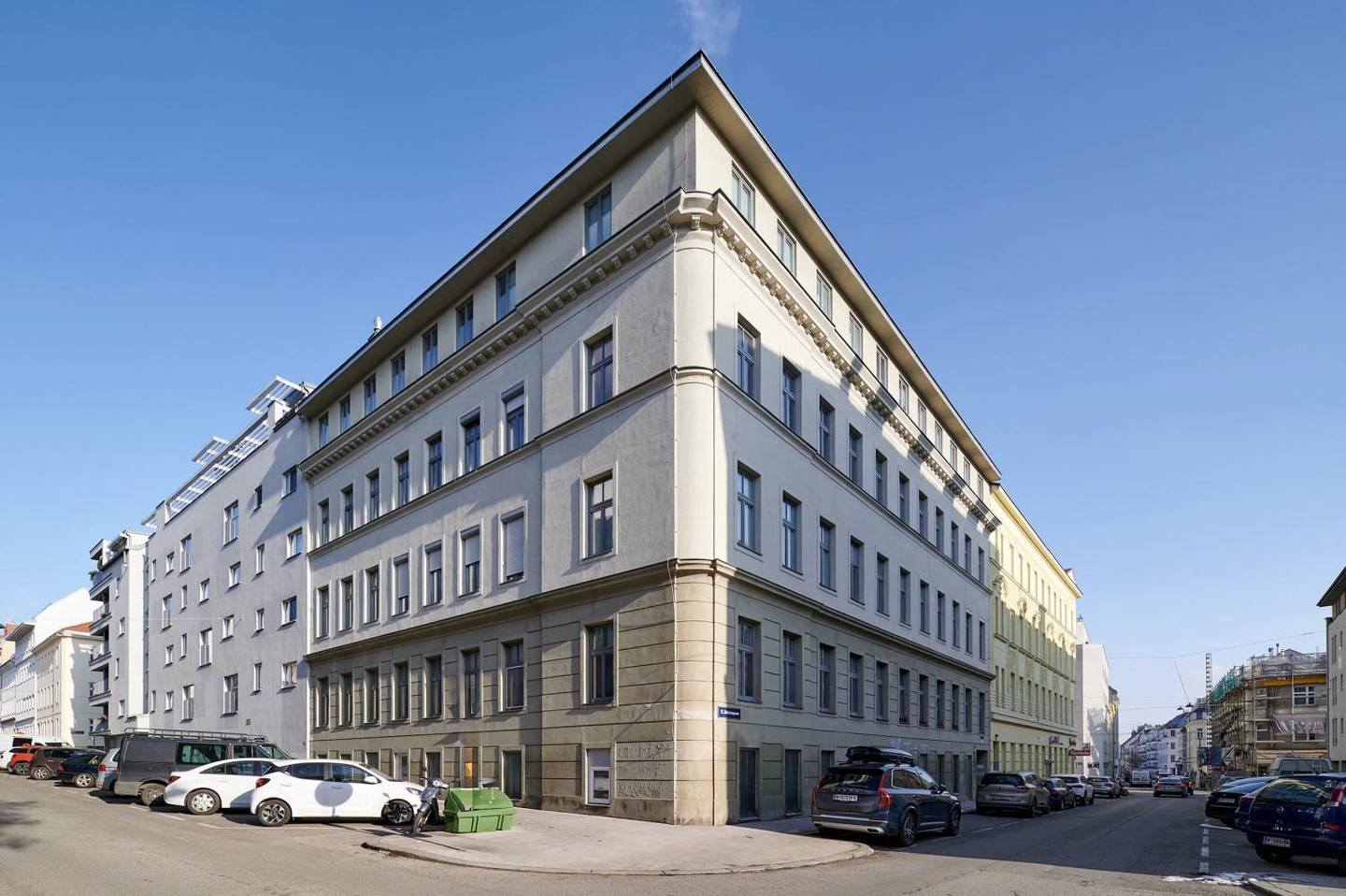 Renovated Gründerzeit building with elevator and cellar compartment