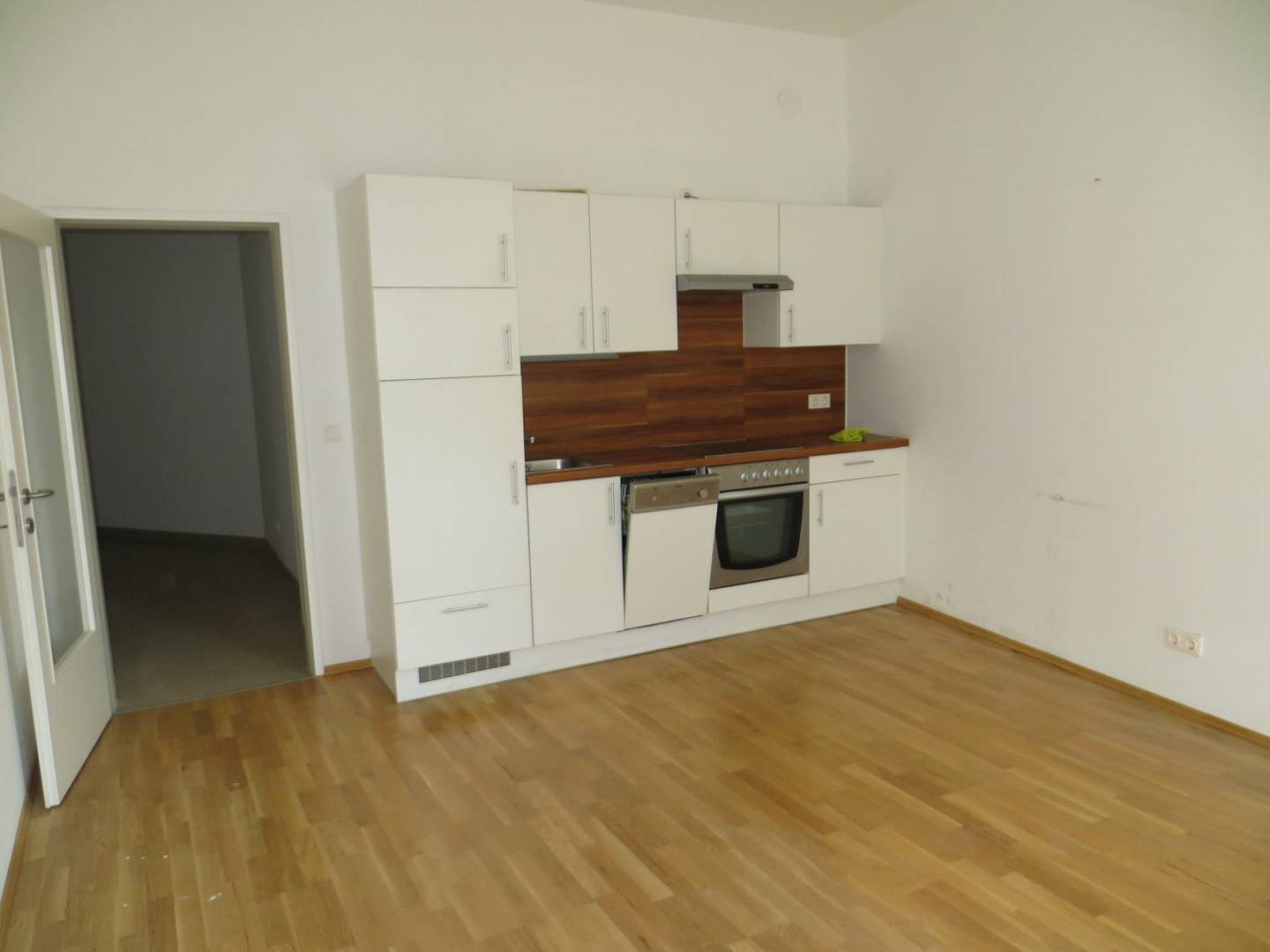 Renovated Gründerzeit building with elevator and cellar compartment