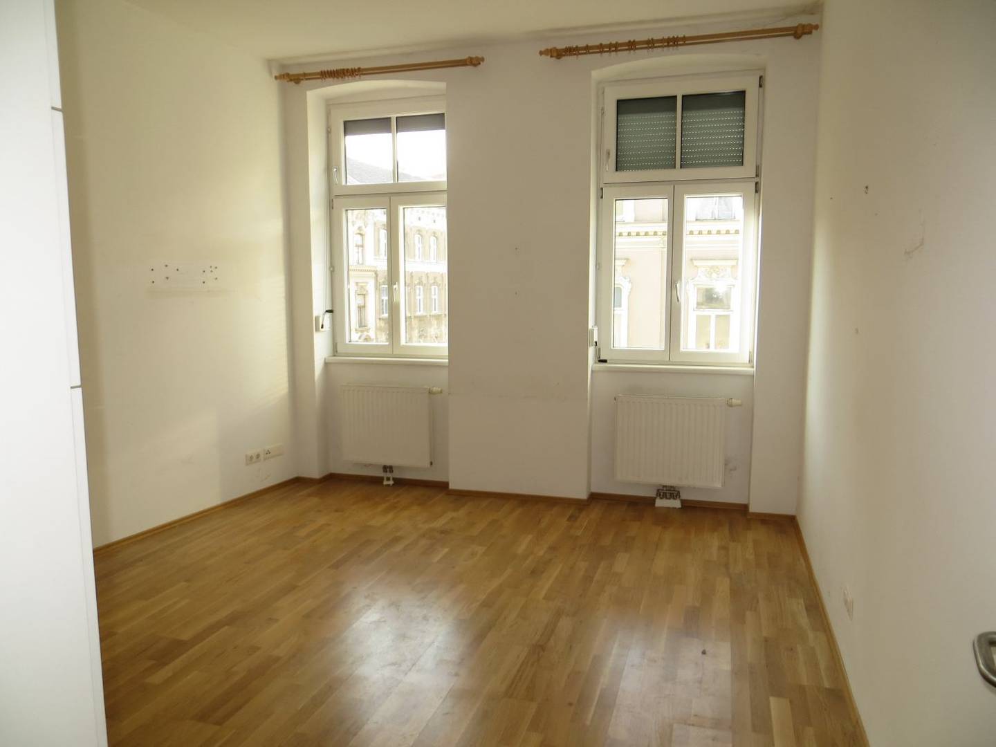 Renovated Gründerzeit building with elevator and cellar compartment