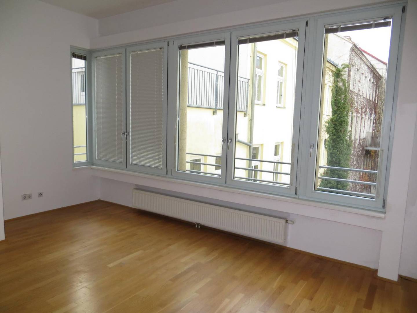 Renovated Altbau apartment with balcony and elevator