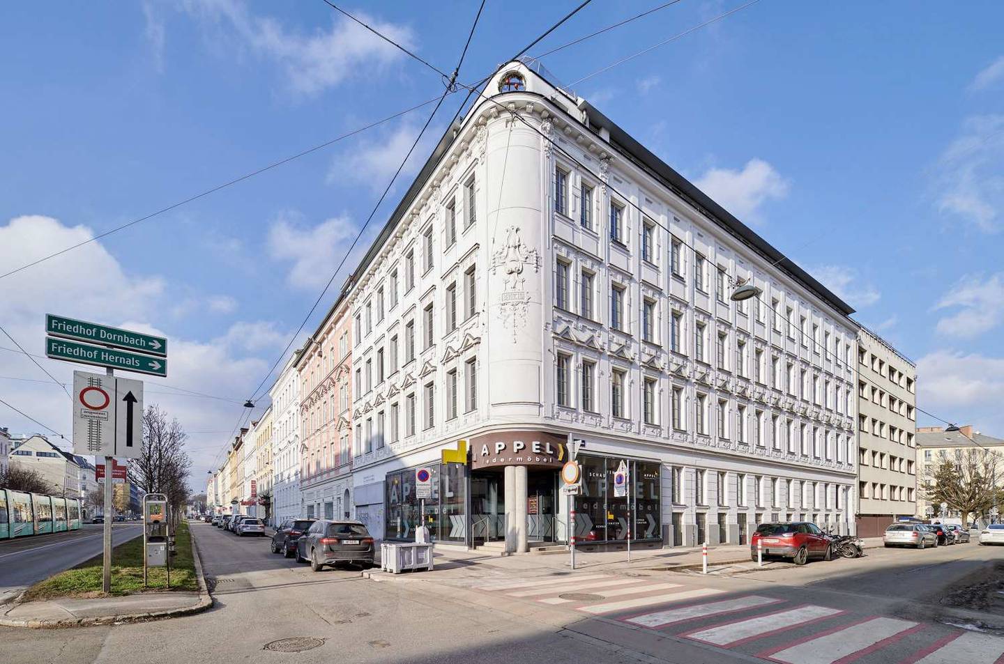 Renovated Altbau apartment with balcony and elevator
