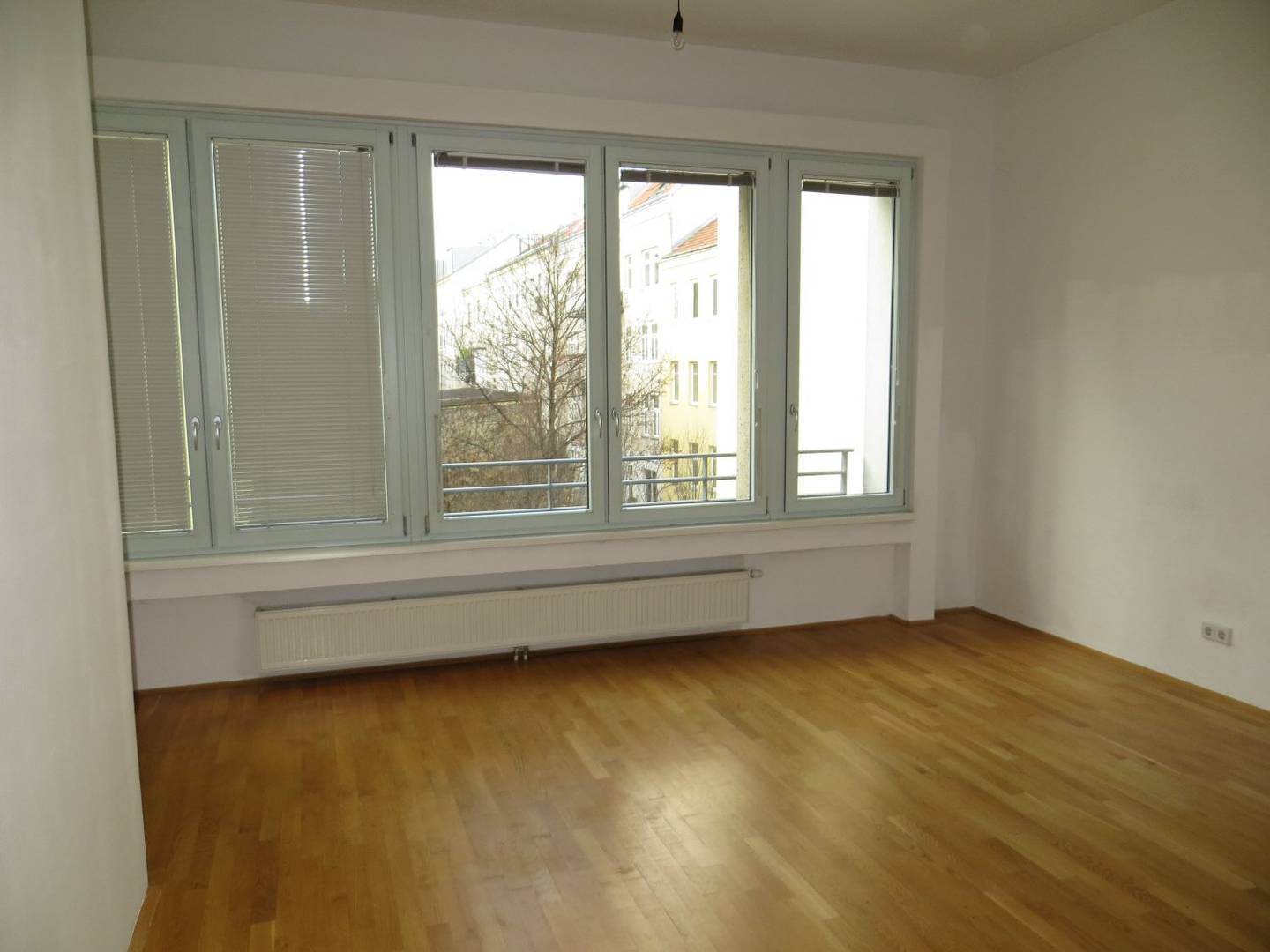 Renovated Altbau apartment with balcony and elevator