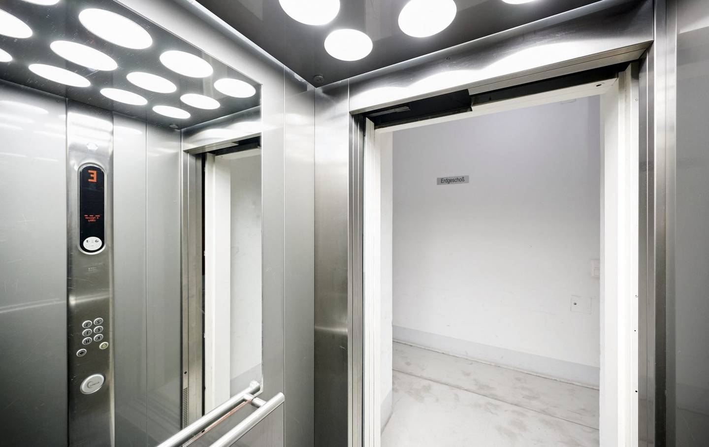 Ground floor apartment with elevator and district heating in historic building