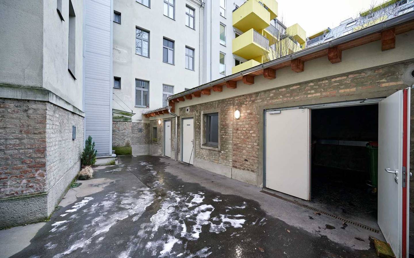 Ground floor apartment with elevator and district heating in historic building