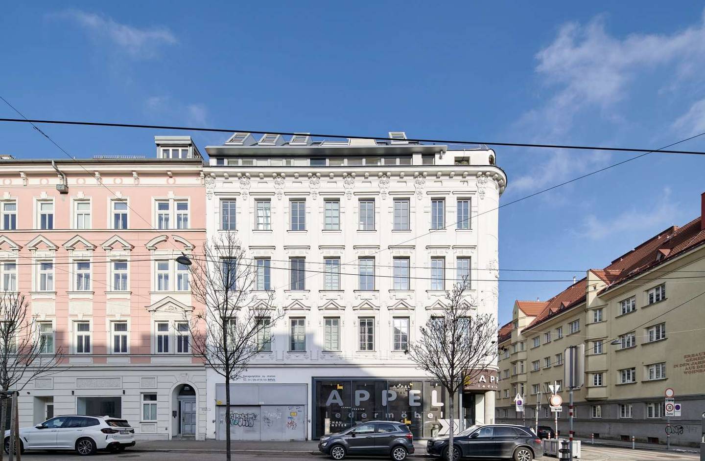 Penthouse apartment with terrace and elevator in well maintained period building