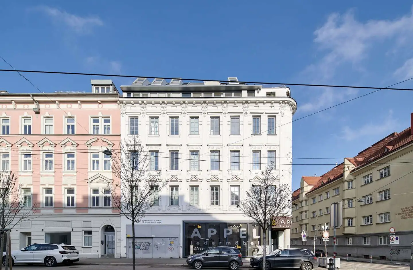 Penthouse apartment with terrace and elevator in well maintained period building