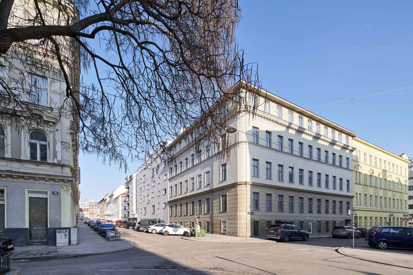 Renovated Altbau apartment with elevator and cellar storage