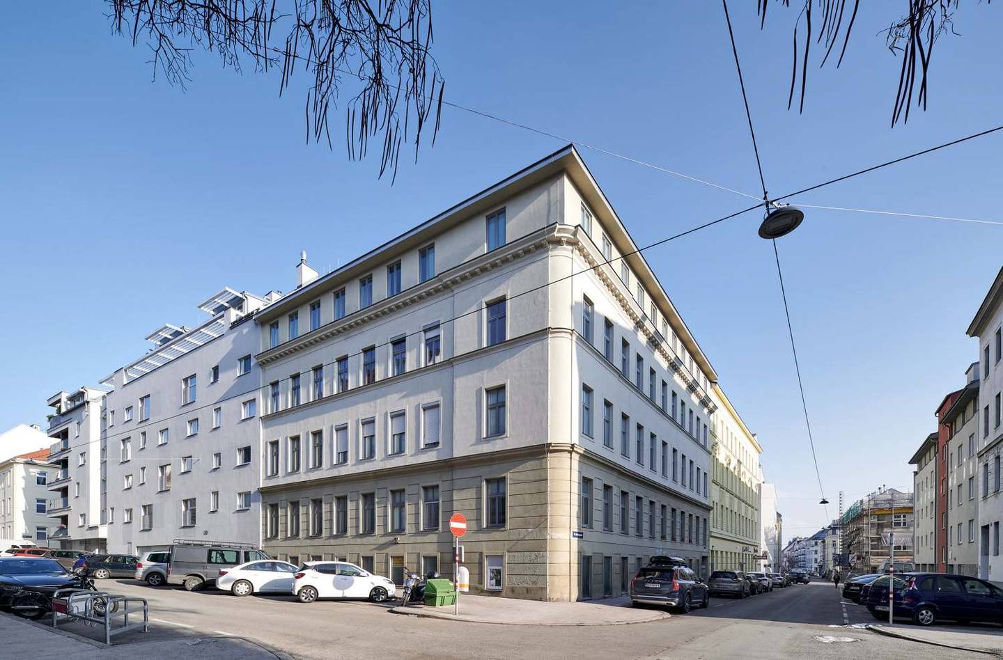 Renovated Altbau apartment with elevator and cellar storage