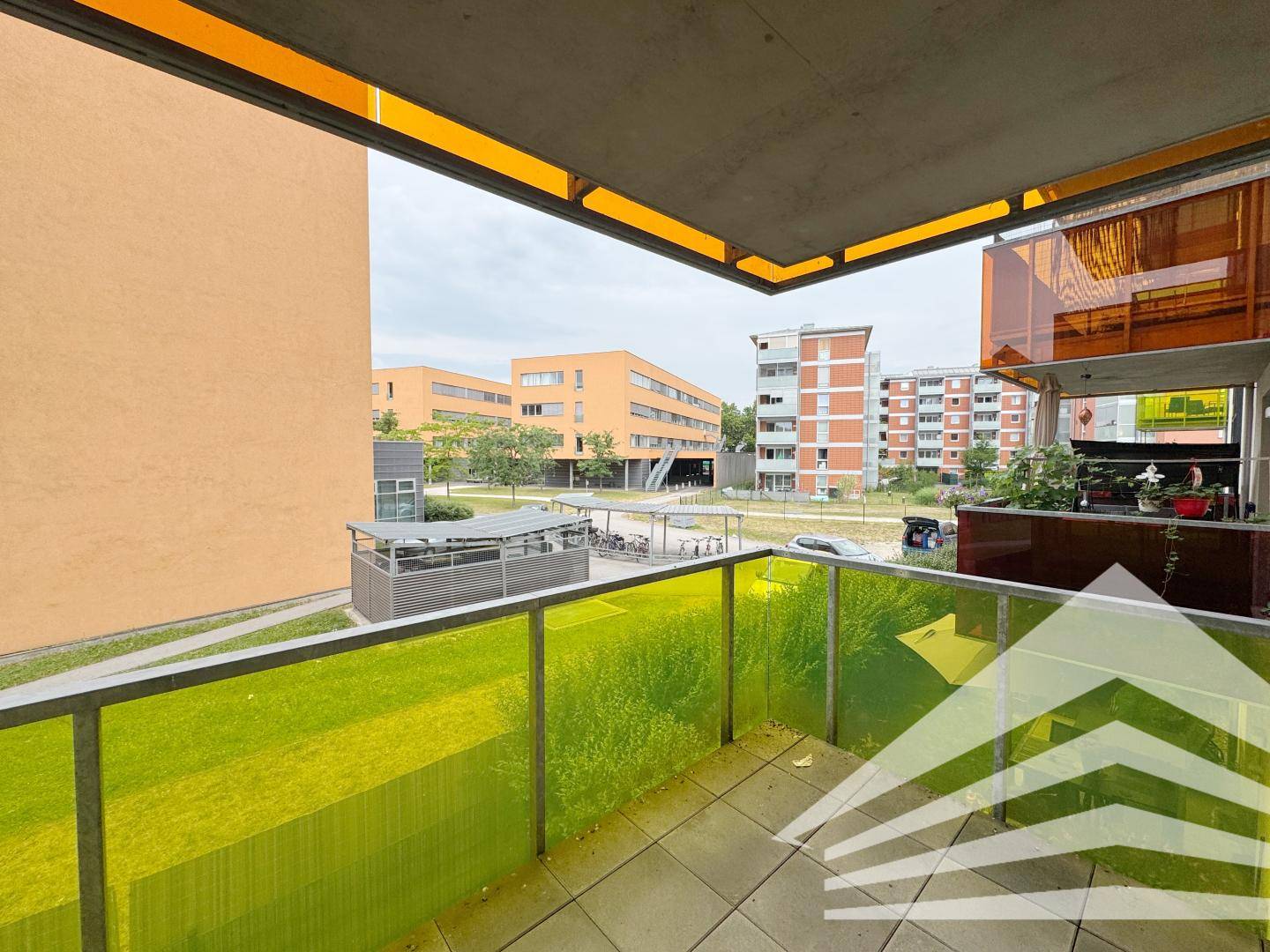 New build apartment with balcony and courtyard in central location