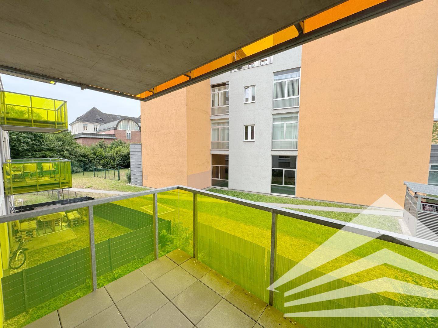 New build apartment with balcony and courtyard in central location