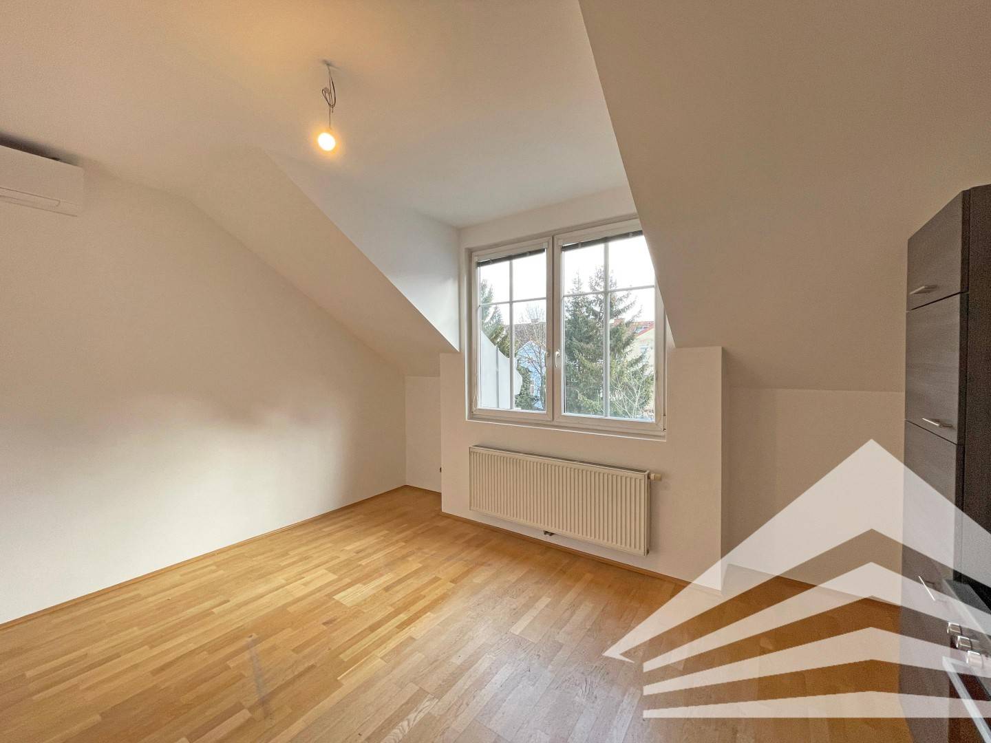 Air-conditioned attic apartment with shared garden near Danube riverfront