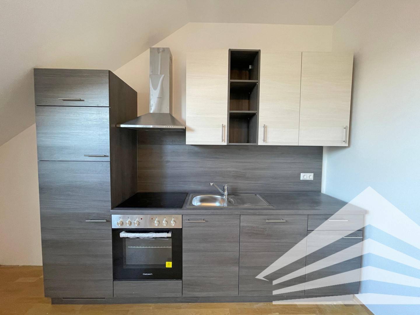 Air-conditioned attic apartment with shared garden near Danube riverfront