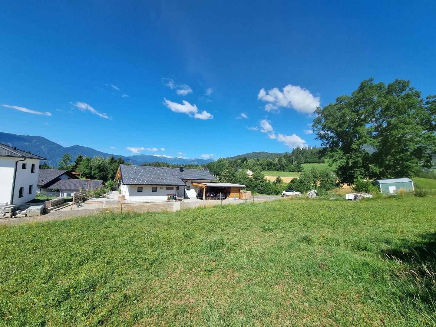 Sonniges Baugrundstück mit Einreichplan