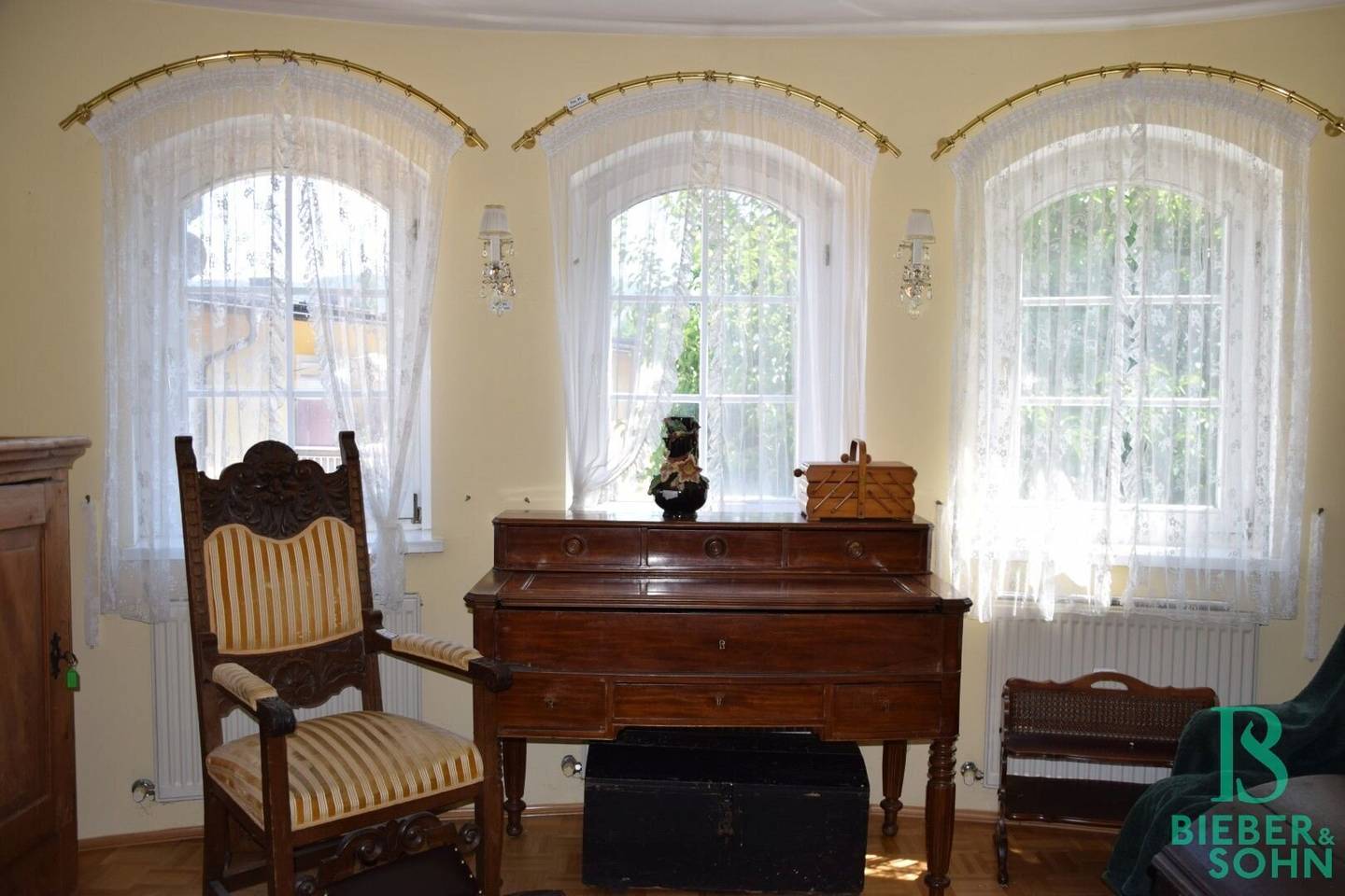 Exceptional, spacious apartment in the center with sun terrace and 2 parking spaces