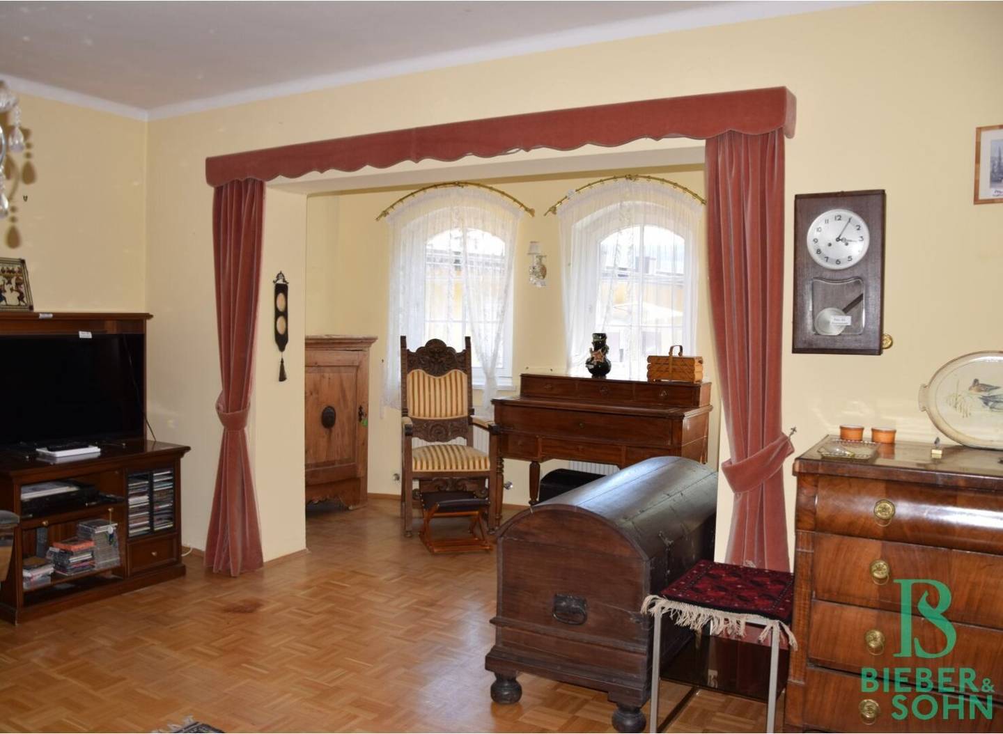 Exceptional, spacious apartment in the center with sun terrace and 2 parking spaces