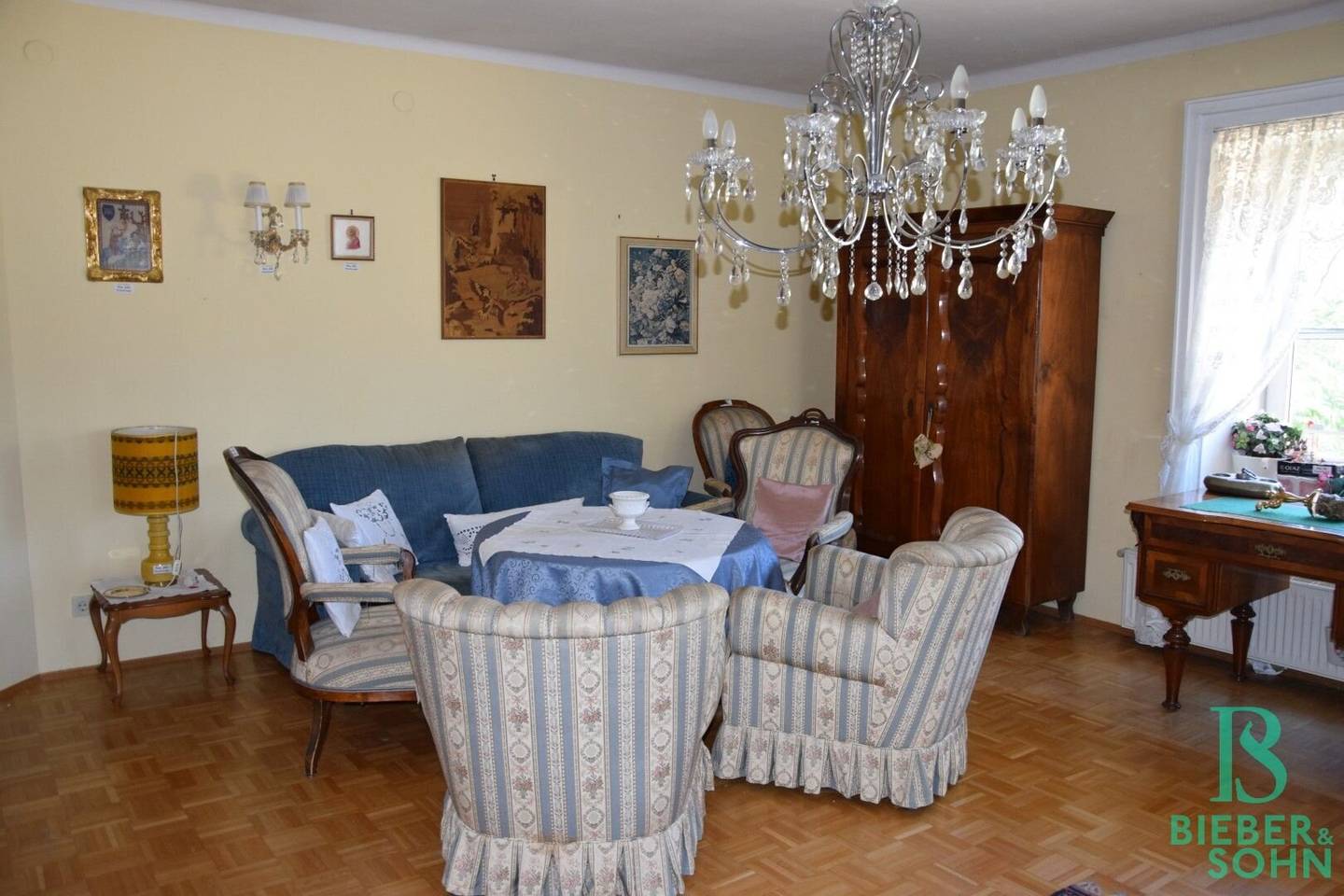 Exceptional, spacious apartment in the center with sun terrace and 2 parking spaces