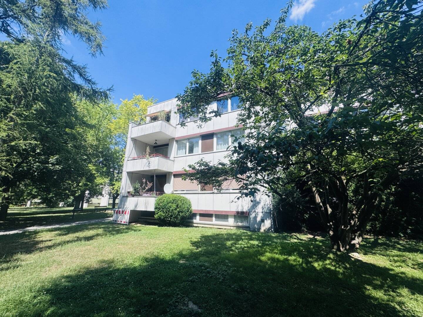 Helle 2-Zimmer-Neubauwohnung mit Terrasse &amp; Parkplatz in ruhiger Grünlage