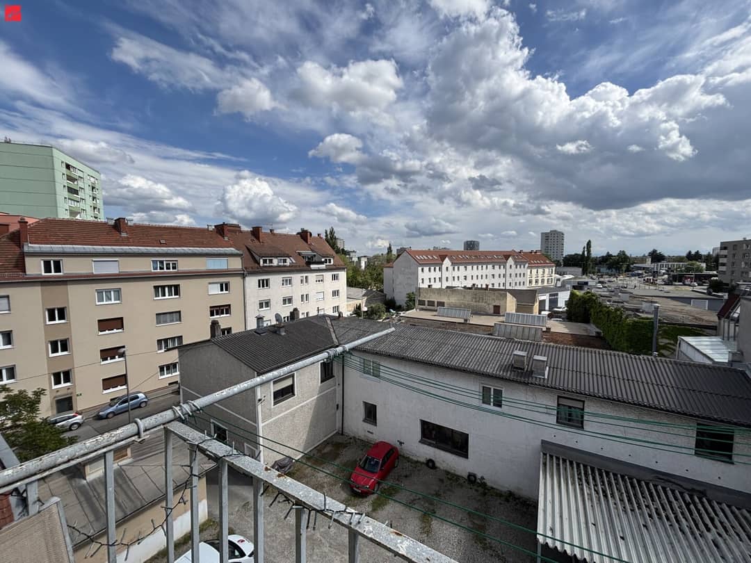Dachgeschosswohnung mit Balkon und Schlossbergblick