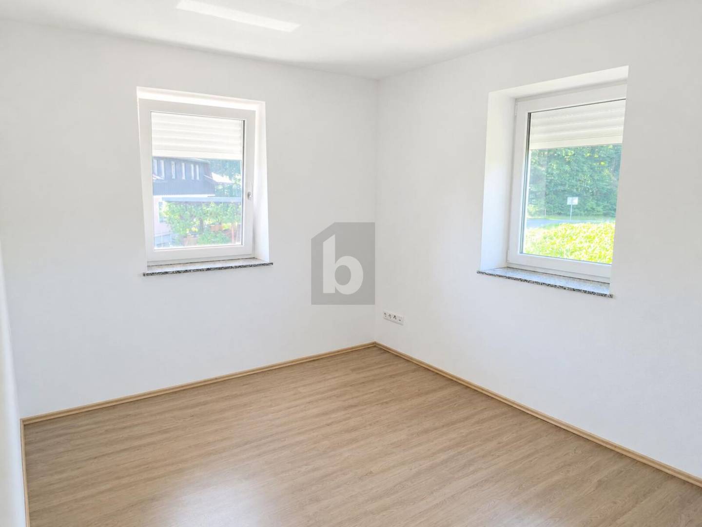 Wohnung with generous covered balcony and green view