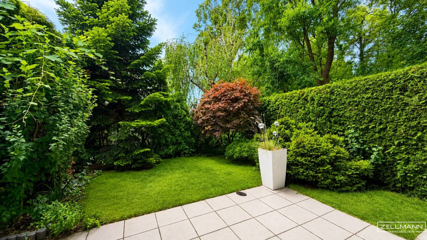 Set back from the road, surrounded by greenery – spacious terraced house in an absolute quiet location | ZELLMANN IMMOBILIEN