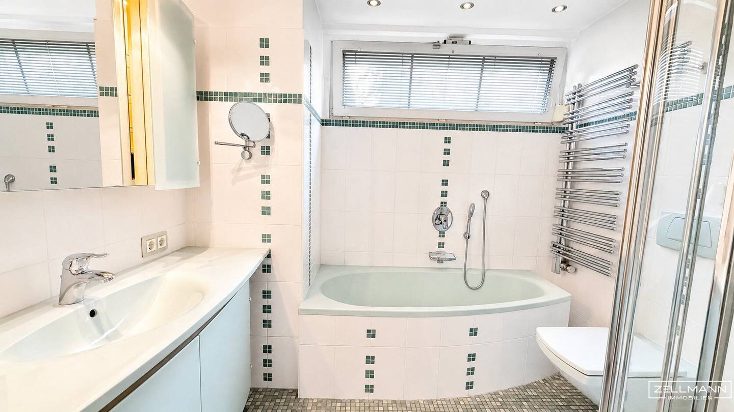 Set back from the road, surrounded by greenery – spacious terraced house in an absolute quiet location | ZELLMANN IMMOBILIEN