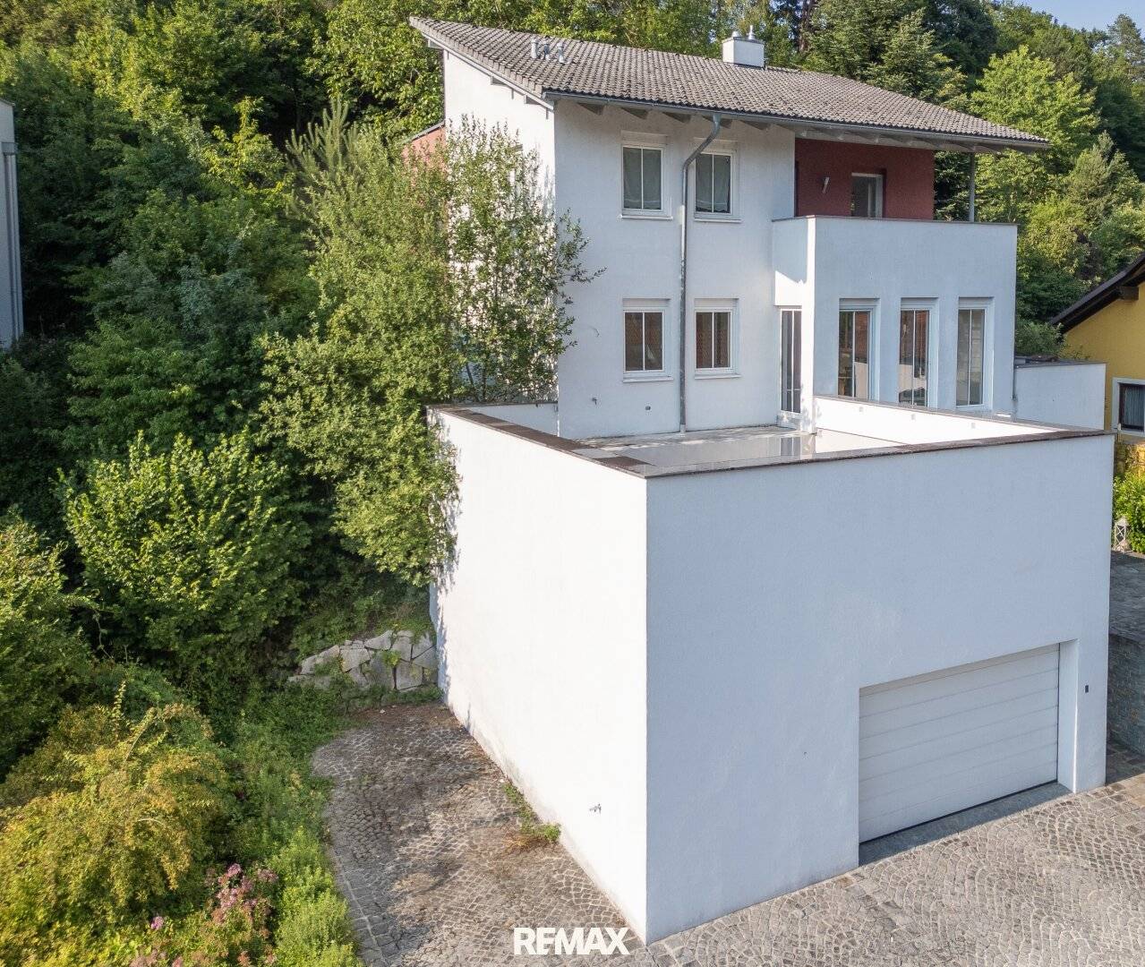 Familienhaus mit großzügigen Terrassen und separater Einheit