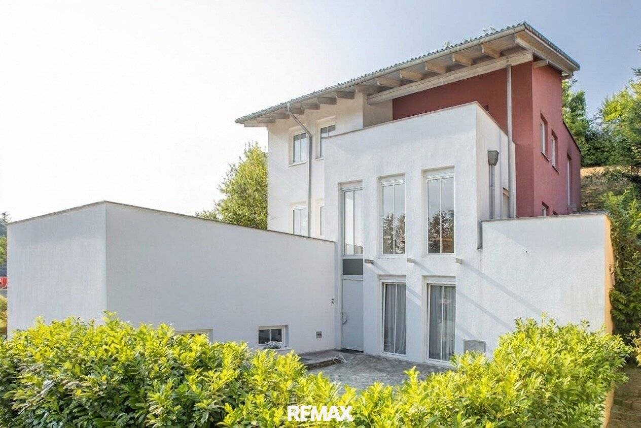 Familienhaus mit großzügigen Terrassen und separater Einheit