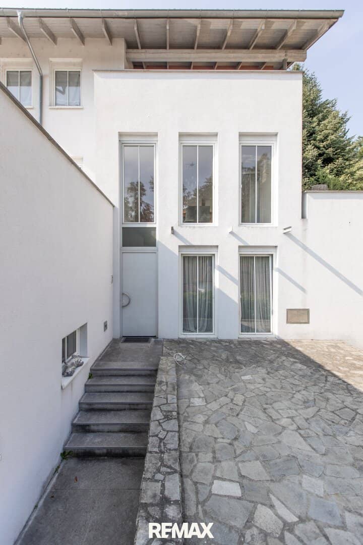 Familienhaus mit großzügigen Terrassen und separater Einheit