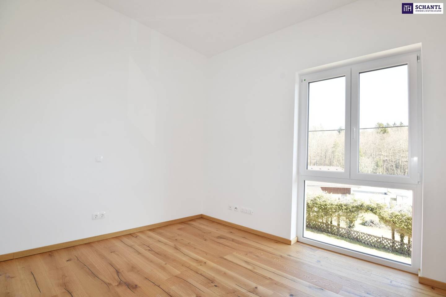 Wohnung mit großzügiger Terrasse und zwei Carports