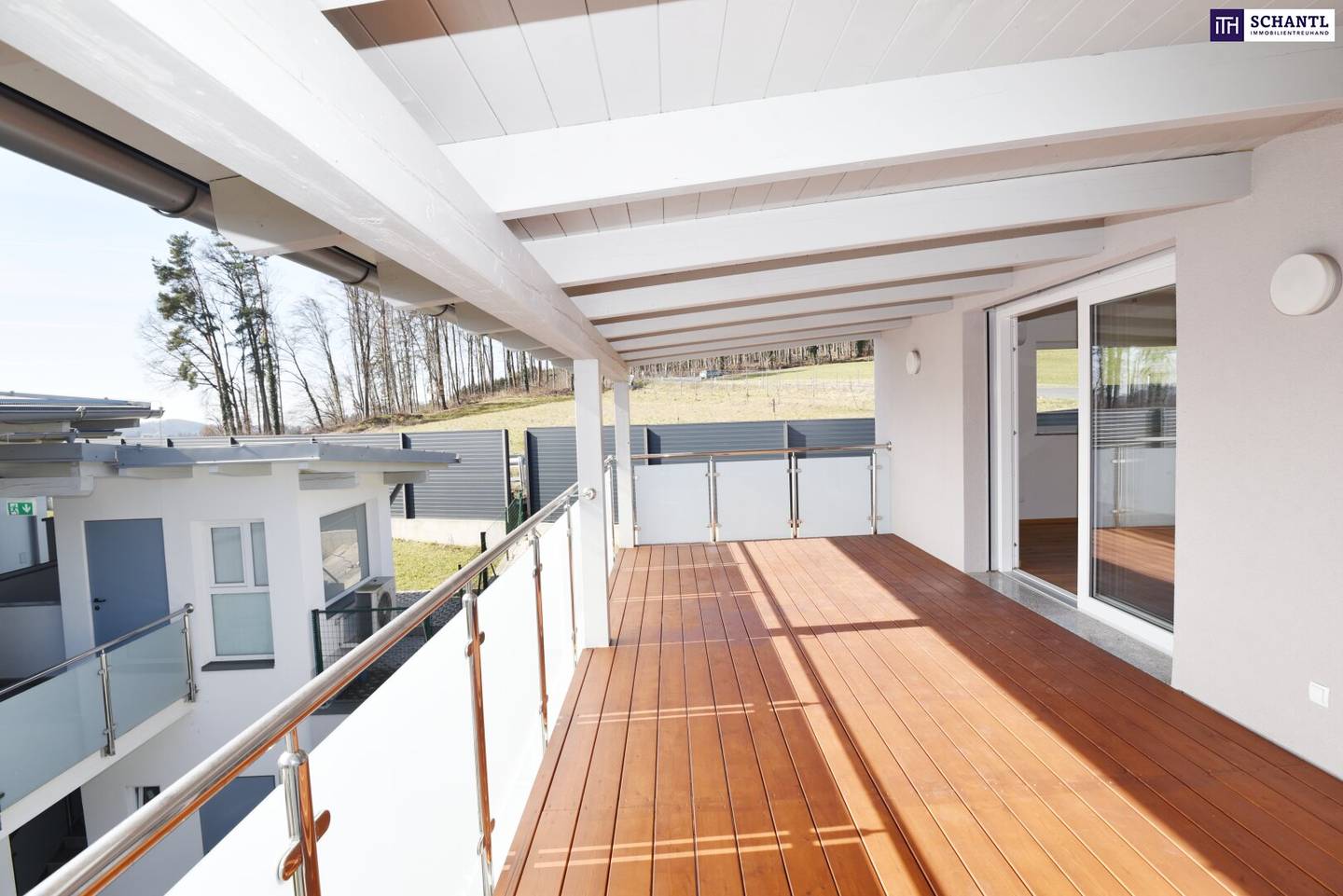 Wohnung mit großzügiger Terrasse und zwei Carports
