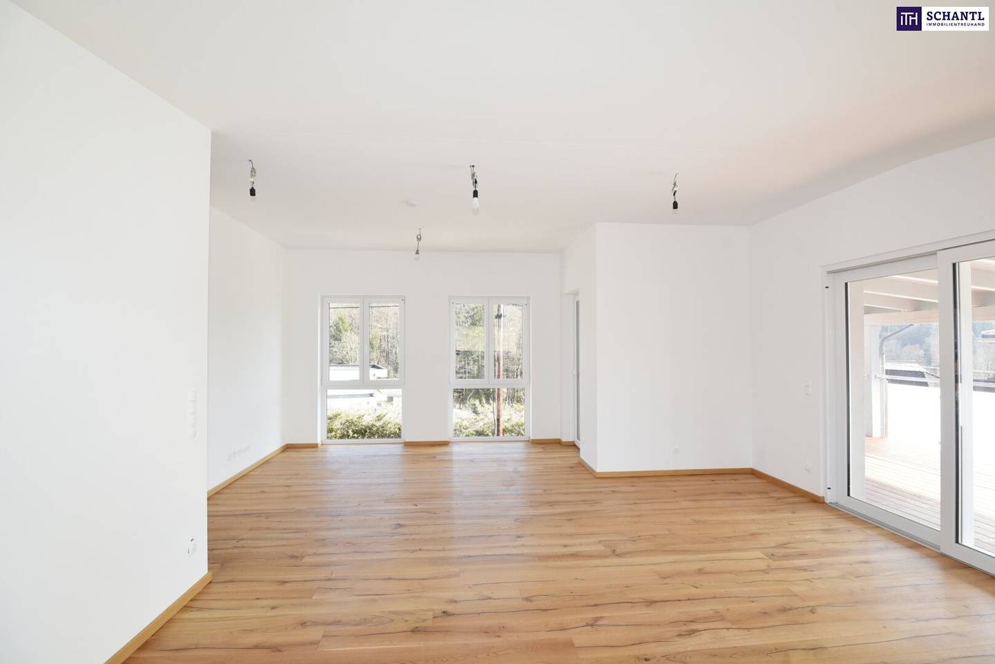 Wohnung mit großzügiger Terrasse und zwei Carports